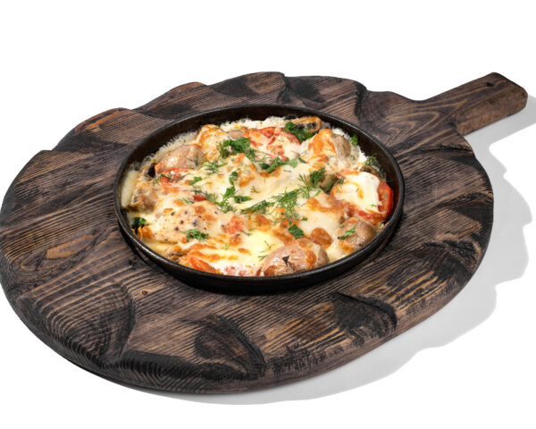 Куриное филе с овощами на сковороде